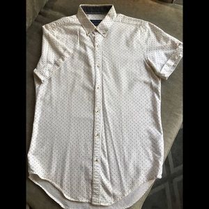 ZARA. SHORT SLEEVE. BUTTON DOWN.